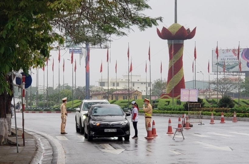 Kiểm tra trên 8.000 phương tiện qua các chốt phòng dịch